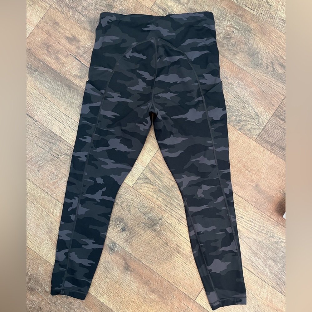 Athleta Like New Camo 7/8 leggings - Picture 6 of 8
